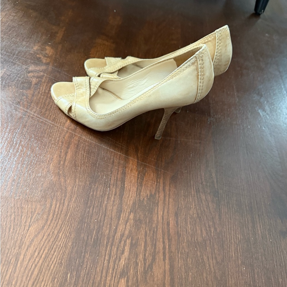 Prada Beige Peep-Toe Heels chaussure talon chic prada
